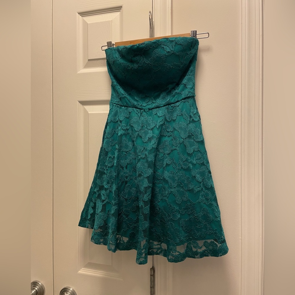 Lily Rose Womens Strapless Floral-Lace Mini Dress in emerald green